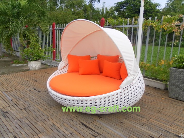 Evergreen Outdoor Wicker Sunbed With Canopy