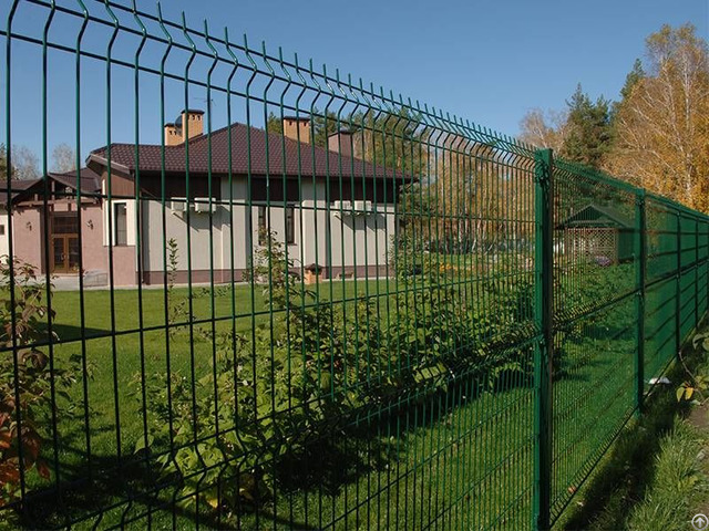 Curvy Wire Mesh Fence