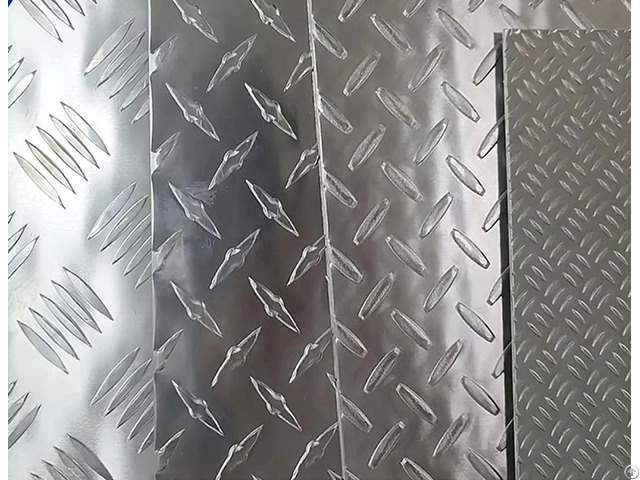 Customized 1 2 7 0mm Patterned Aluminum Sheet For Anti Skid Use In Automobiles Ships 5052 5083 3003