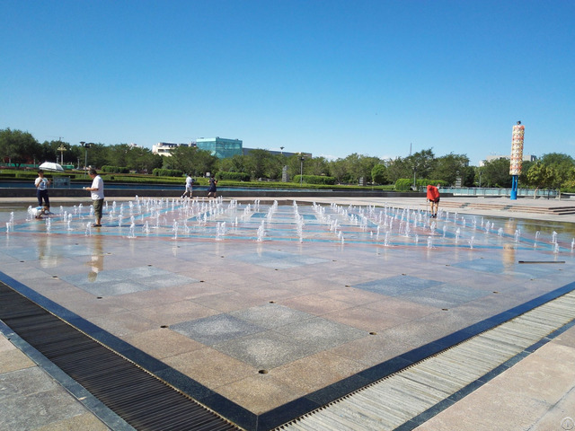 Xinjiang Shihezi City Century Plaza Dancing Water Fountain，china