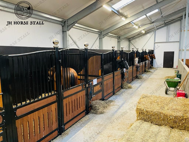 Classic European Horse Stable Full Access Door And Durable Bamboo