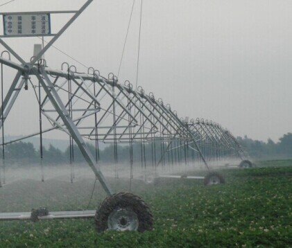 Traveling Agriculture Watering System Center Pivot Irrigation Equipment In 